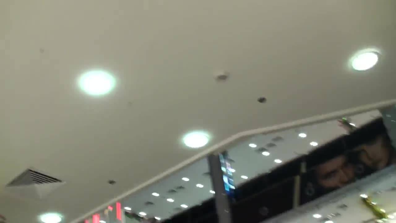 Камера засняла длинноногих девушек в торговом центре